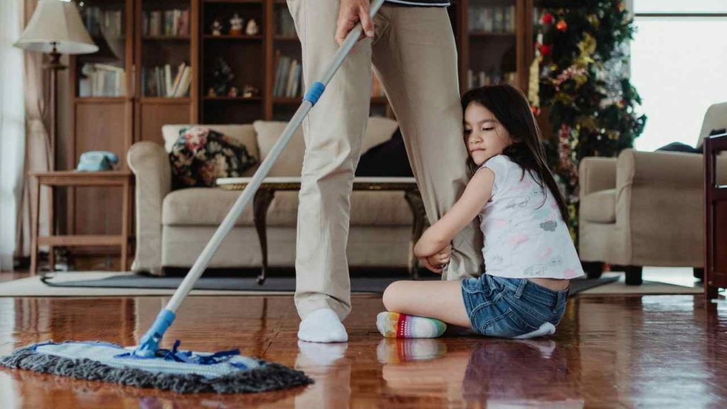 Pulizie, smetti di usare il vecchio mocio per i pavimenti: questo strumento innovativo lo consigliano tutti gli esperti