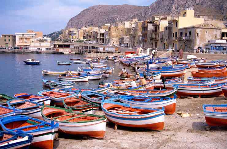 Barche nella splendida Bagheria - foto wikipedia - trs98.it