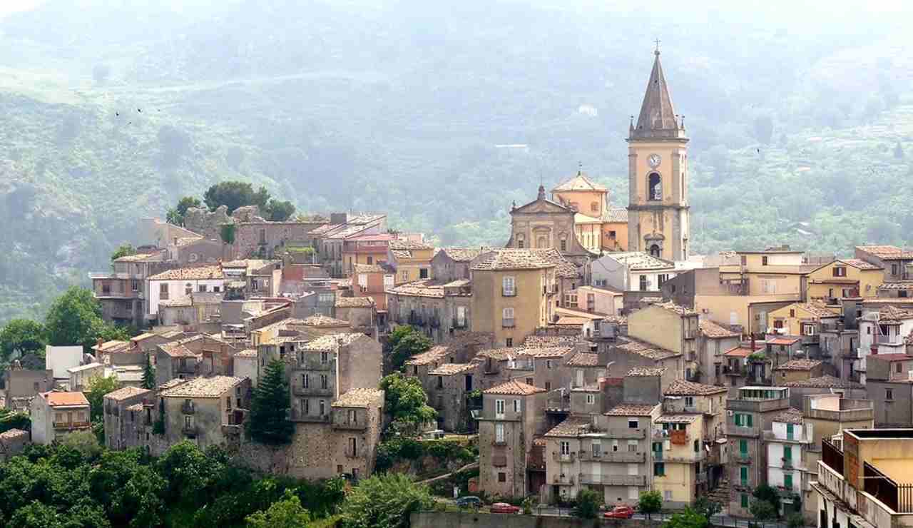 Incastonata tra due monti si erge la PICCOLA SVIZZERA della Sicilia | La chiamano il borgo tra le nuvole