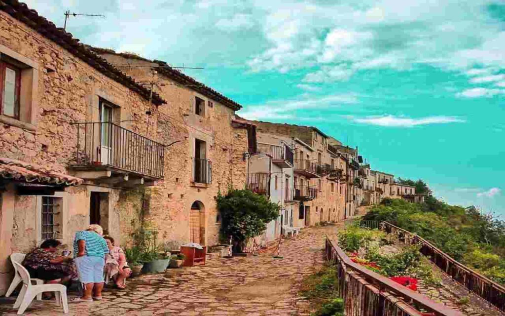 Considerato come il borgo più BELLO d’Italia, è un gioiello a due passi da Messina | Anche le case sono uno schianto