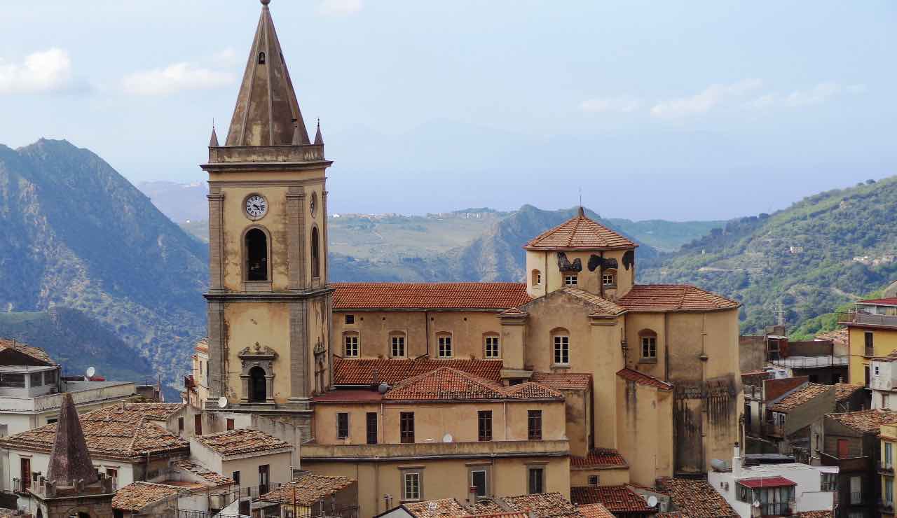 Duomo_di_Novara_di_Sicilia - Wikimedia - trs98